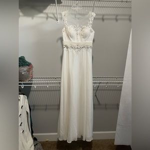 Simple, chic Wedding dress